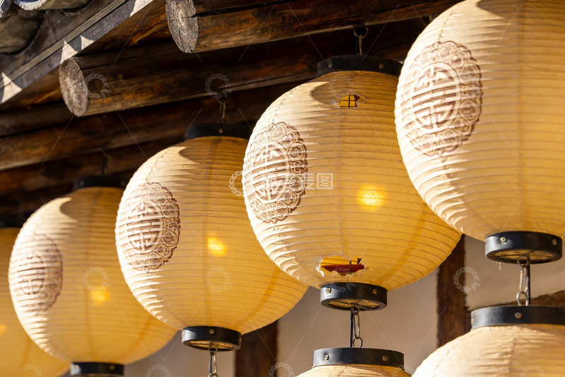 高清大图下载【趣麦麦图】古建筑屋檐下悬挂的纸灯笼