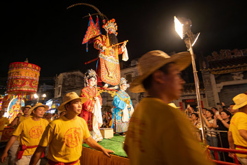 夜游花车上表演传统戏曲