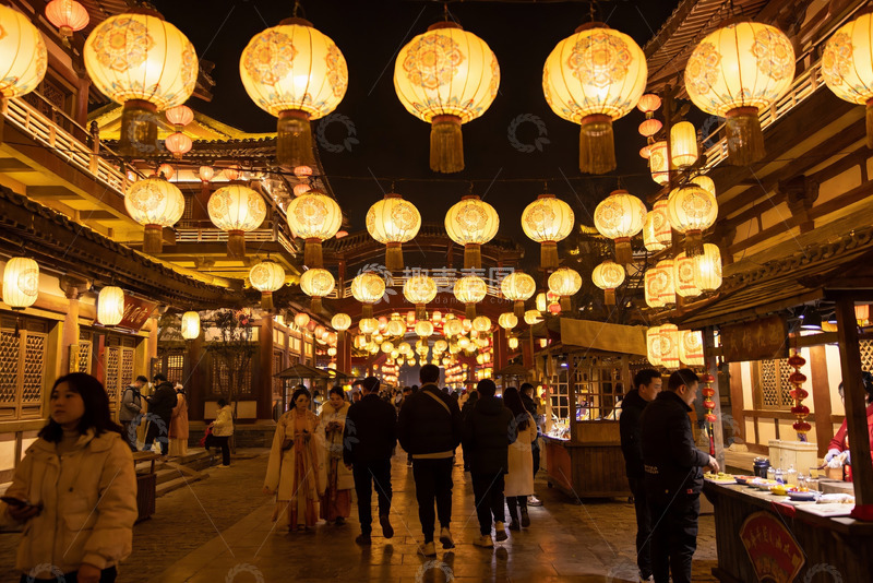 高清大图下载【趣麦麦图】夜游古街灯火辉煌游人如织
