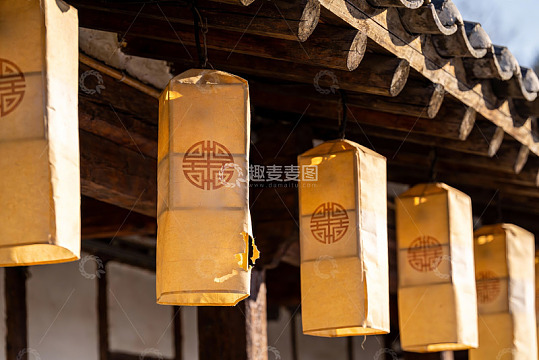古建筑屋檐下的纸灯笼