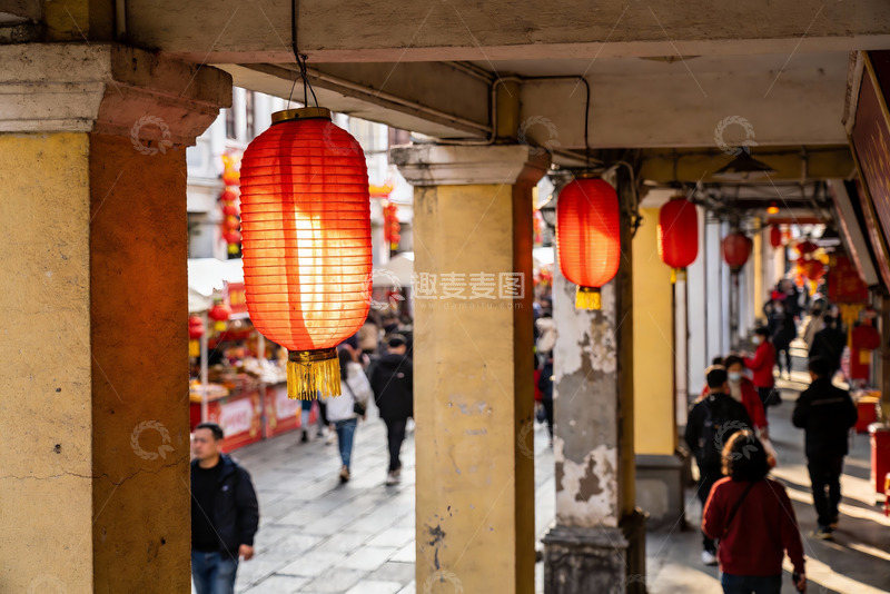 高清大图下载【趣麦麦图】古街灯笼高挂行人穿梭