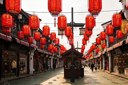 古街挂红灯笼行人漫步