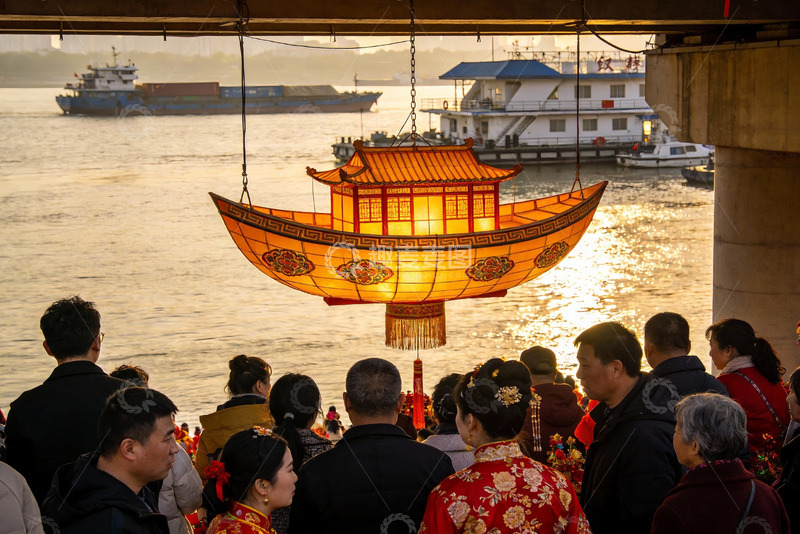 高清大图下载【趣麦麦图】江边赏灯人群与游船夜景