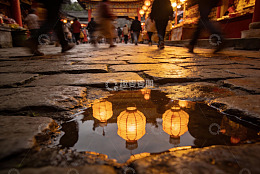 古街夜景灯笼倒影行人