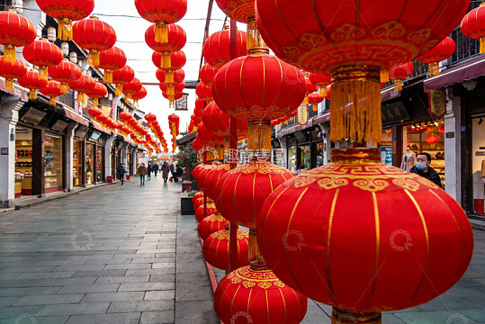 红灯笼装饰的节日街道景象