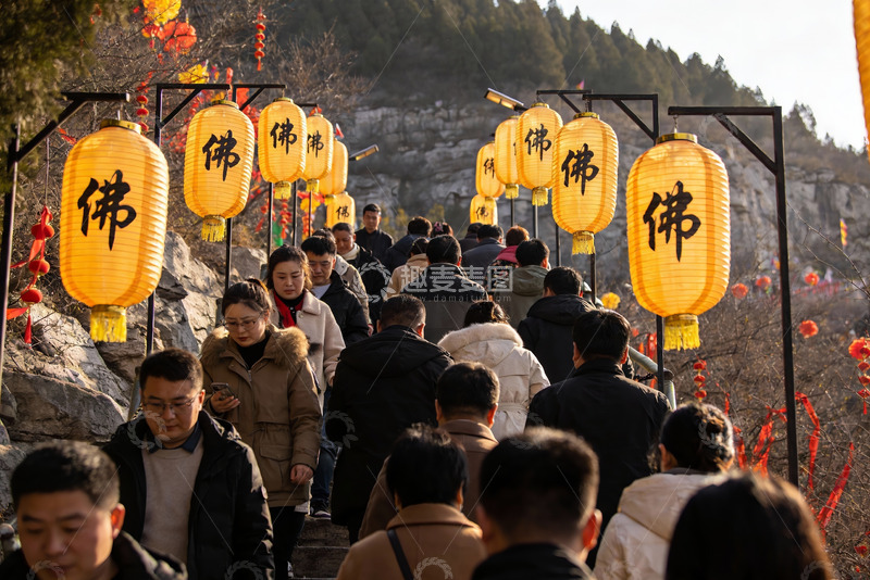 高清大图下载【趣麦麦图】人群攀登挂满灯笼的山道