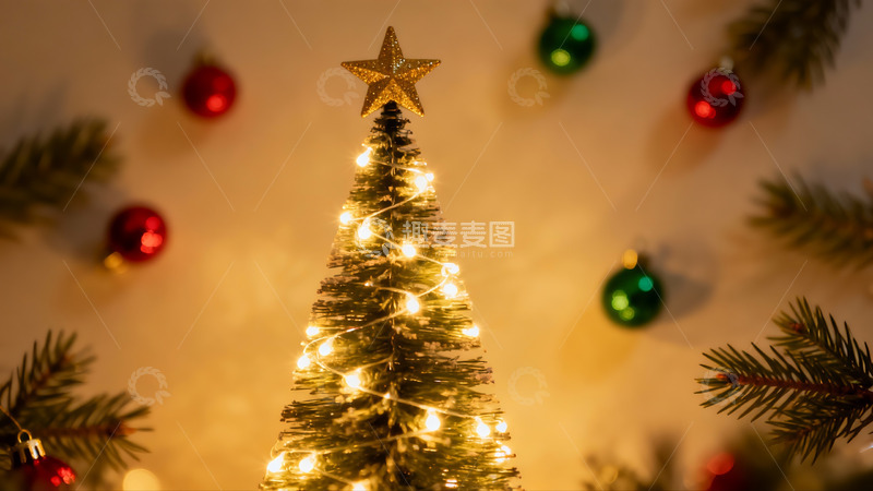 高清大图下载【趣麦麦图】圣诞树灯光闪烁节日氛围浓厚
