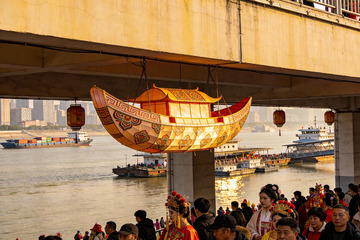 桥下河畔节日庆典人群