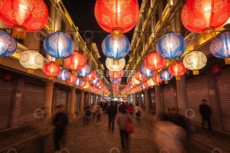 高清大图下载【趣麦麦图】夜市灯笼高挂行人穿梭