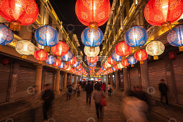 夜市灯笼高挂行人穿梭