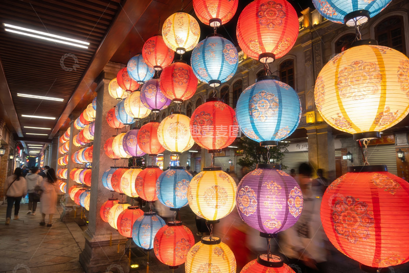 高清大图下载【趣麦麦图】夜市灯笼璀璨行人穿梭
