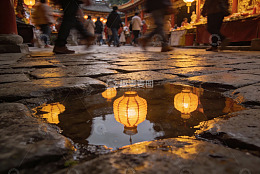 古街夜景灯笼倒影