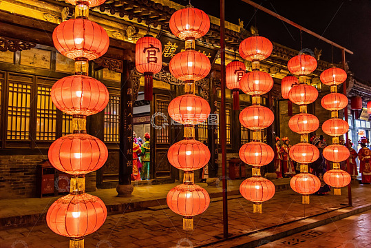 夜色古街红灯笼高挂
