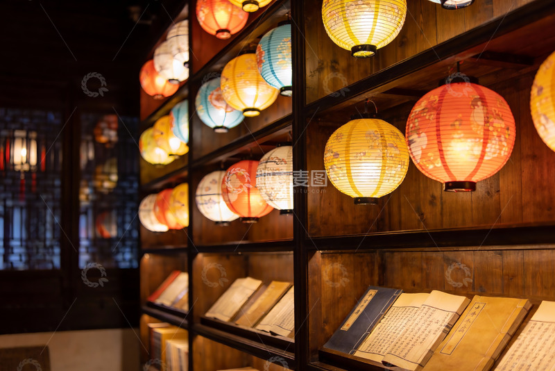 高清大图下载【趣麦麦图】古色古香的灯笼与书籍