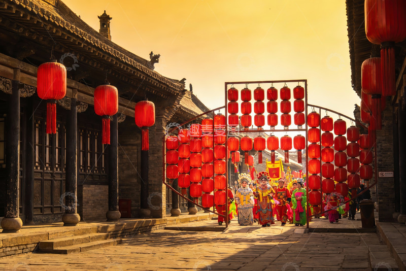 高清大图下载【趣麦麦图】古街红灯笼下传统服饰游行