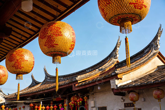 古建筑屋檐下悬挂的红色灯笼