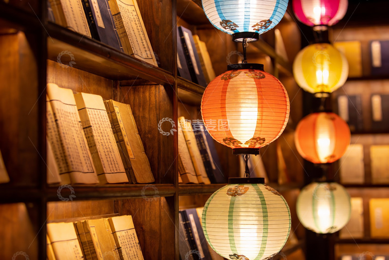 高清大图下载【趣麦麦图】古色古香书架与彩灯