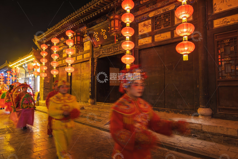 高清大图下载【趣麦麦图】夜游古街身着华服人群