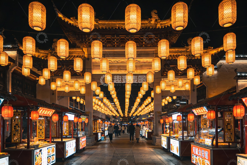 高清大图下载【趣麦麦图】夜市灯笼高挂行人穿梭
