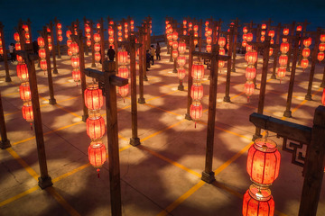 夜幕下红灯笼排列的广场