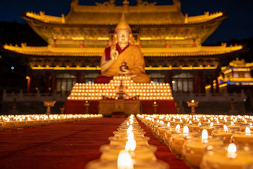 佛像前烛光祈福夜景