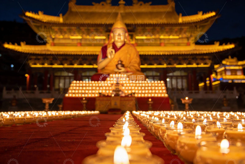 高清大图下载【趣麦麦图】佛像前烛光祈福夜景