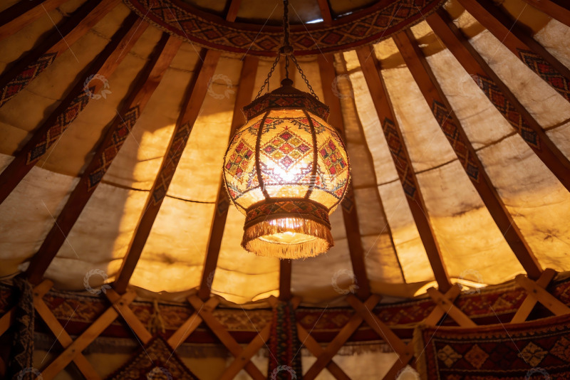 高清大图下载【趣麦麦图】蒙古包内悬挂的精美灯笼