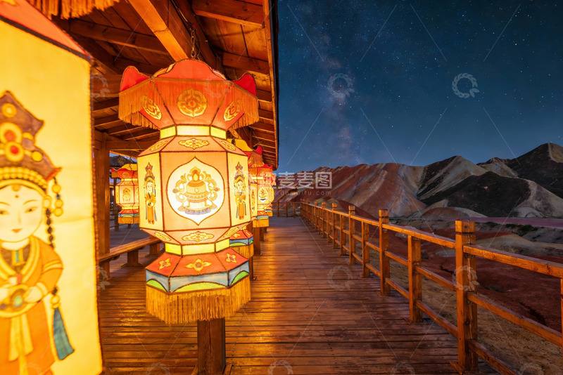 高清大图下载【趣麦麦图】夜景木栈道彩灯映山