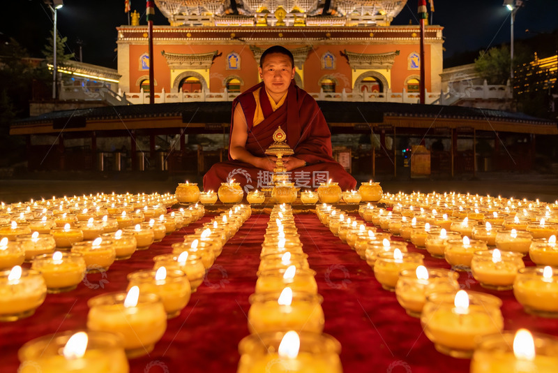 高清大图下载【趣麦麦图】僧人夜坐烛海前