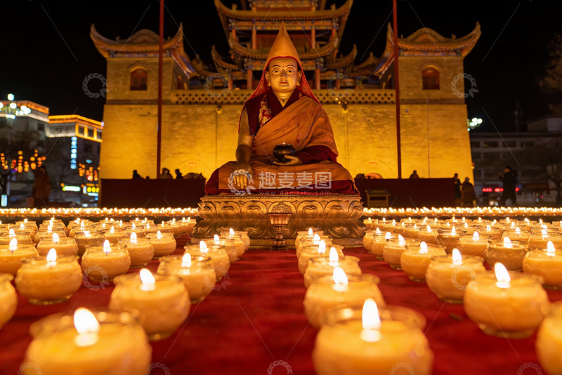 高清大图下载【趣麦麦图】夜景佛像前烛光祈福