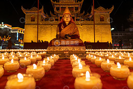 夜景佛像前烛光祈福
