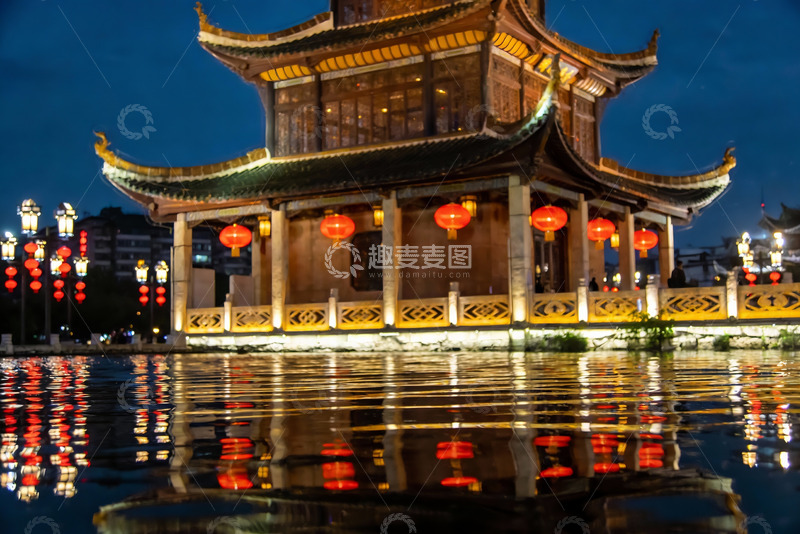 高清大图下载【趣麦麦图】夜色中古建筑与红灯笼倒影