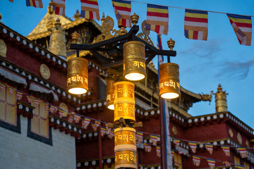 寺庙转经筒与彩旗夜景