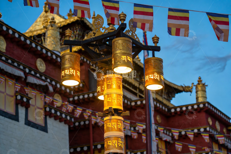 高清大图下载【趣麦麦图】寺庙转经筒与彩旗夜景