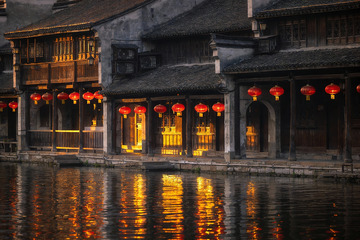 古建筑水边夜景红灯笼