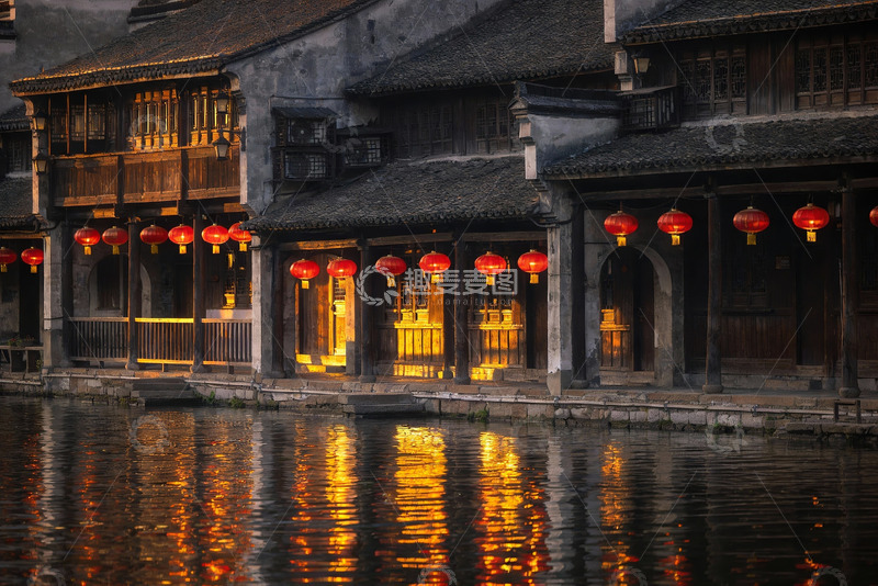 高清大图下载【趣麦麦图】古建筑水边夜景红灯笼