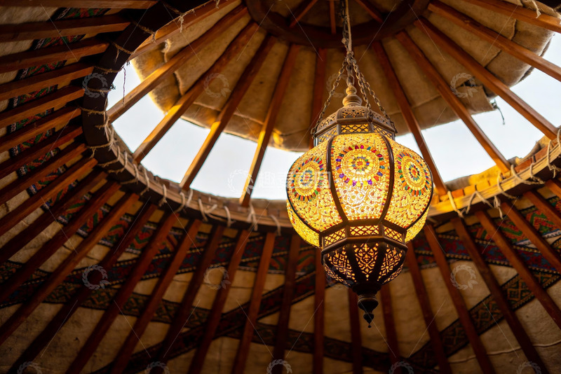 高清大图下载【趣麦麦图】蒙古包内悬挂的彩色灯笼
