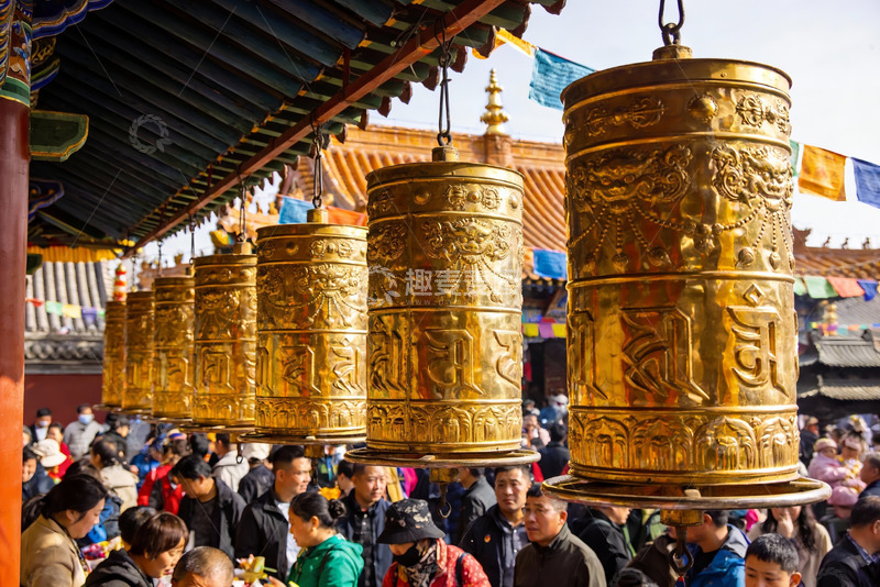 高清大图下载【趣麦麦图】寺庙转经筒人群祈福场景