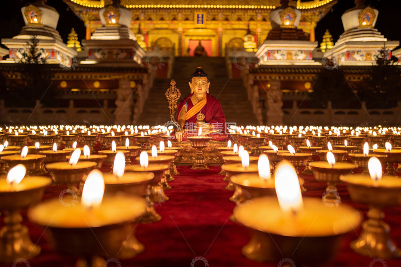 高清大图下载【趣麦麦图】佛像前烛光祈福夜景
