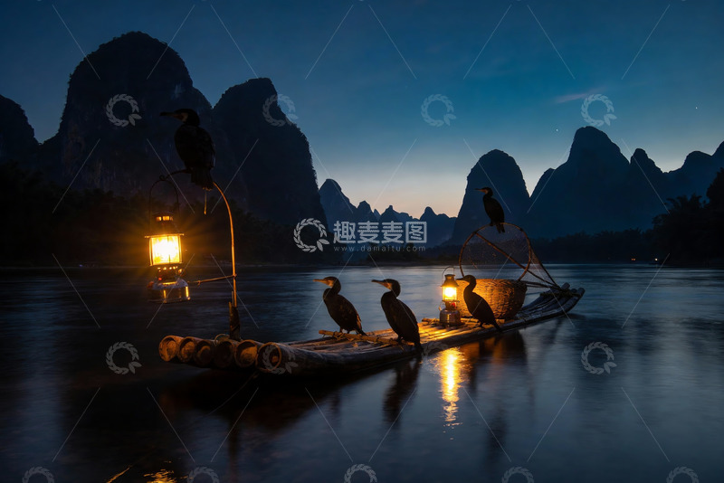 高清大图下载【趣麦麦图】夜色江上鸬鹚栖息竹筏