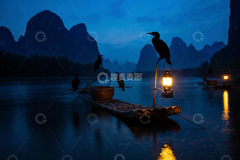 高清大图下载【趣麦麦图】夜色江上竹筏鸬鹚栖息