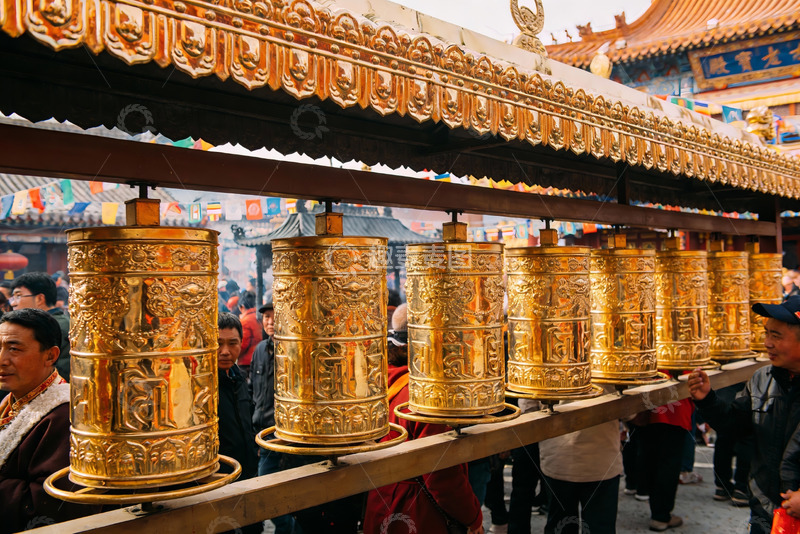 高清大图下载【趣麦麦图】寺庙转经筒人群祈福场景