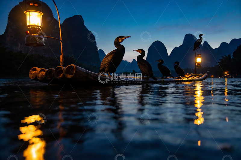 高清大图下载【趣麦麦图】竹筏鸬鹚夜景山水