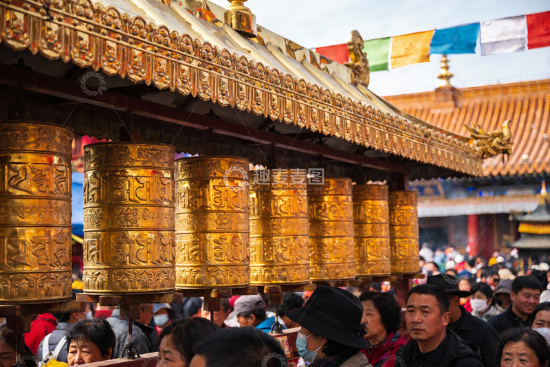 高清大图下载【趣麦麦图】寺庙转经筒人群祈福场景