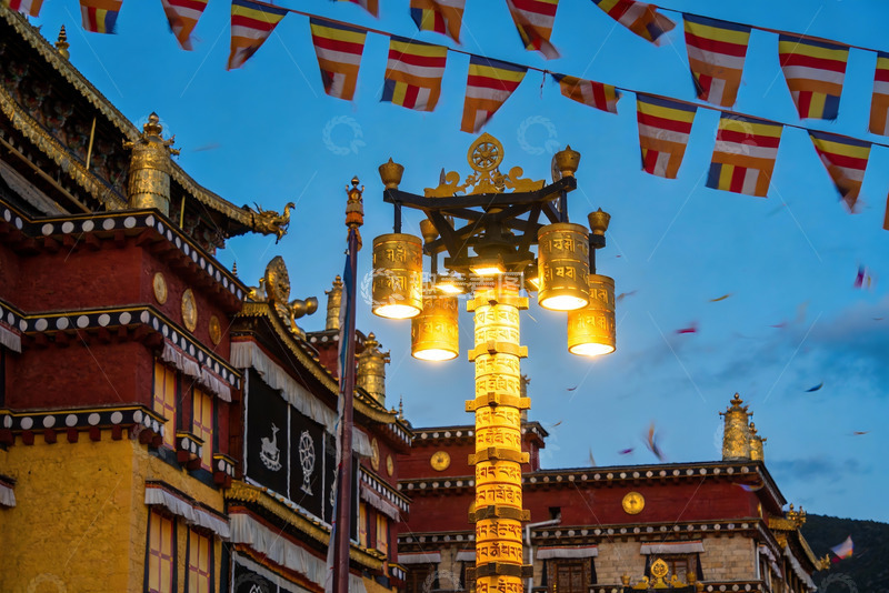 高清大图下载【趣麦麦图】藏式寺庙夜景灯光与经幡