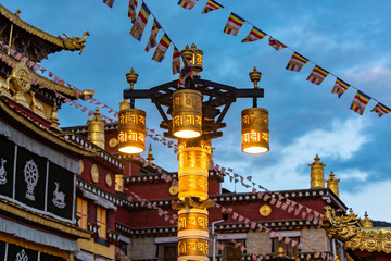 藏式寺庙夜景灯光与经幡