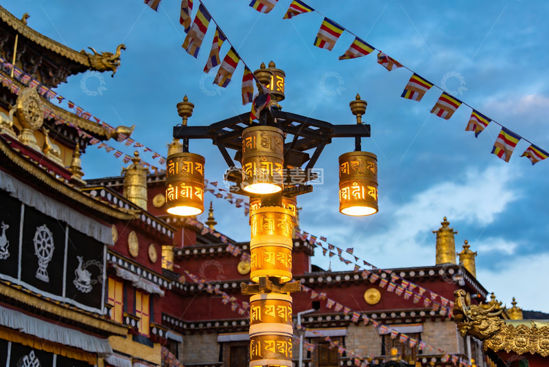 高清大图下载【趣麦麦图】藏式寺庙夜景灯光与经幡