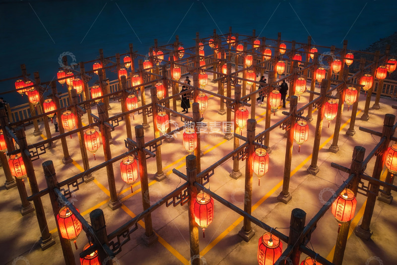 高清大图下载【趣麦麦图】夜色中灯笼长廊游人漫步