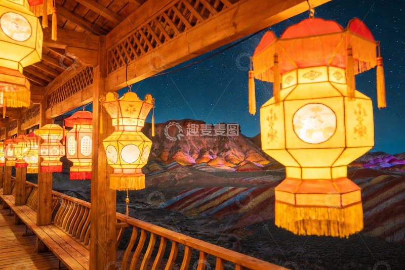 高清大图下载【趣麦麦图】夜景灯笼映衬彩色山峦
