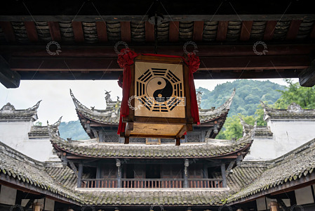 古建筑屋檐下的太极灯笼